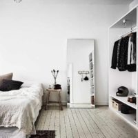 Un ejemplo de un diseño ligero del diseño de la pared en la foto del dormitorio