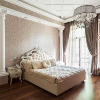 Un ejemplo de una decoración brillante de la decoración de la pared en la imagen del dormitorio