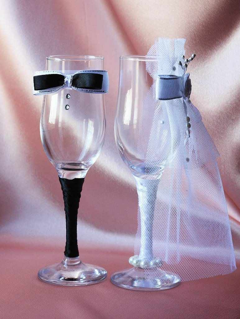Un ejemplo de un diseño de estilo vívido para gafas de boda.