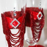 un ejemplo de decoración inusual del estilo de la imagen de las copas de boda