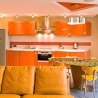 une combinaison d'une couleur pêche inhabituelle à l'intérieur de l'appartement picture