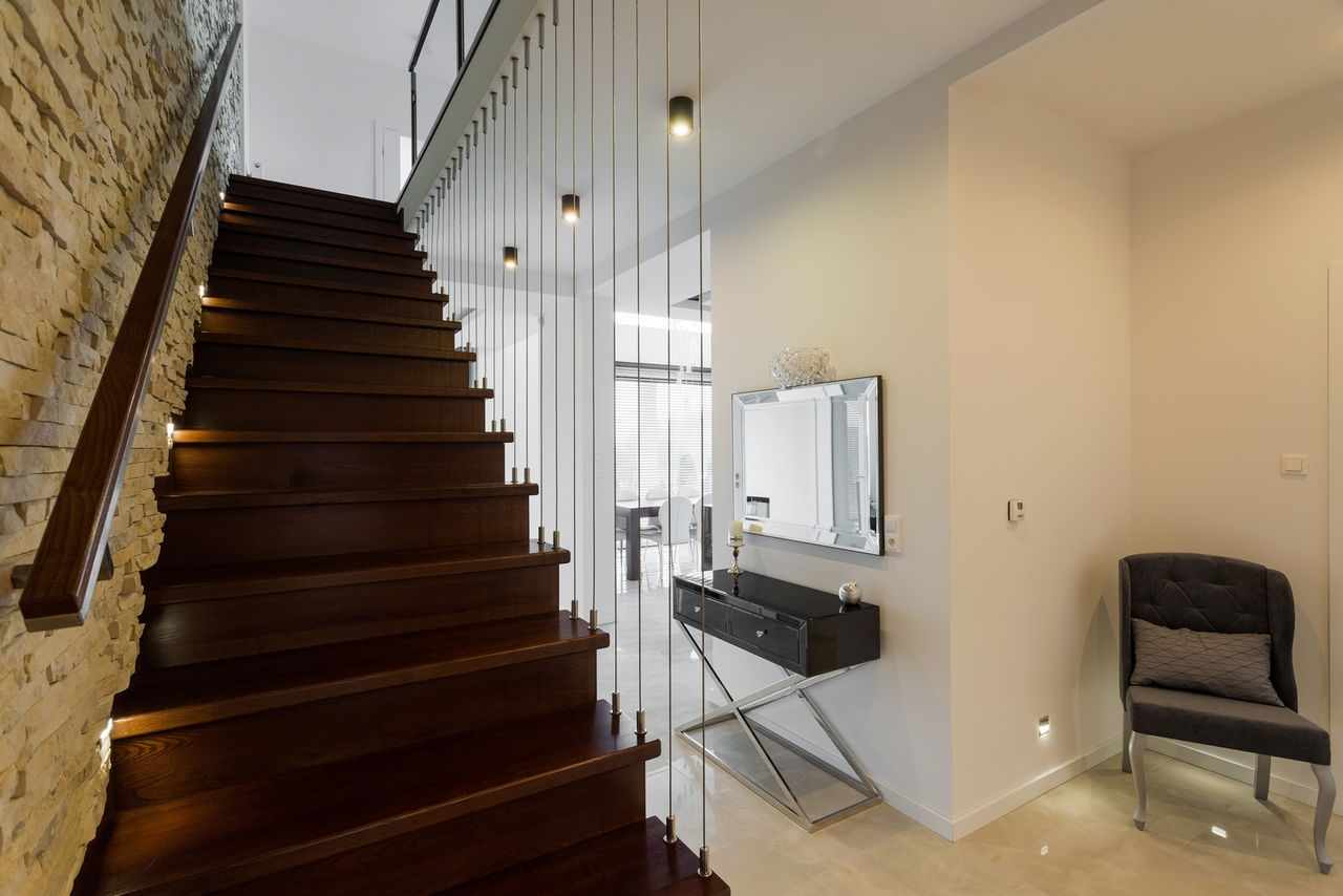 exemple d'un intérieur d'escalier lumineux