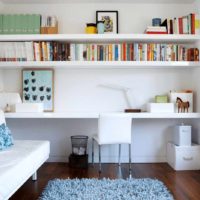 Un exemple d'un intérieur lumineux d'étagères photo
