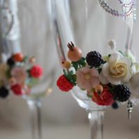 Un ejemplo de una decoración brillante del estilo de las copas de boda.