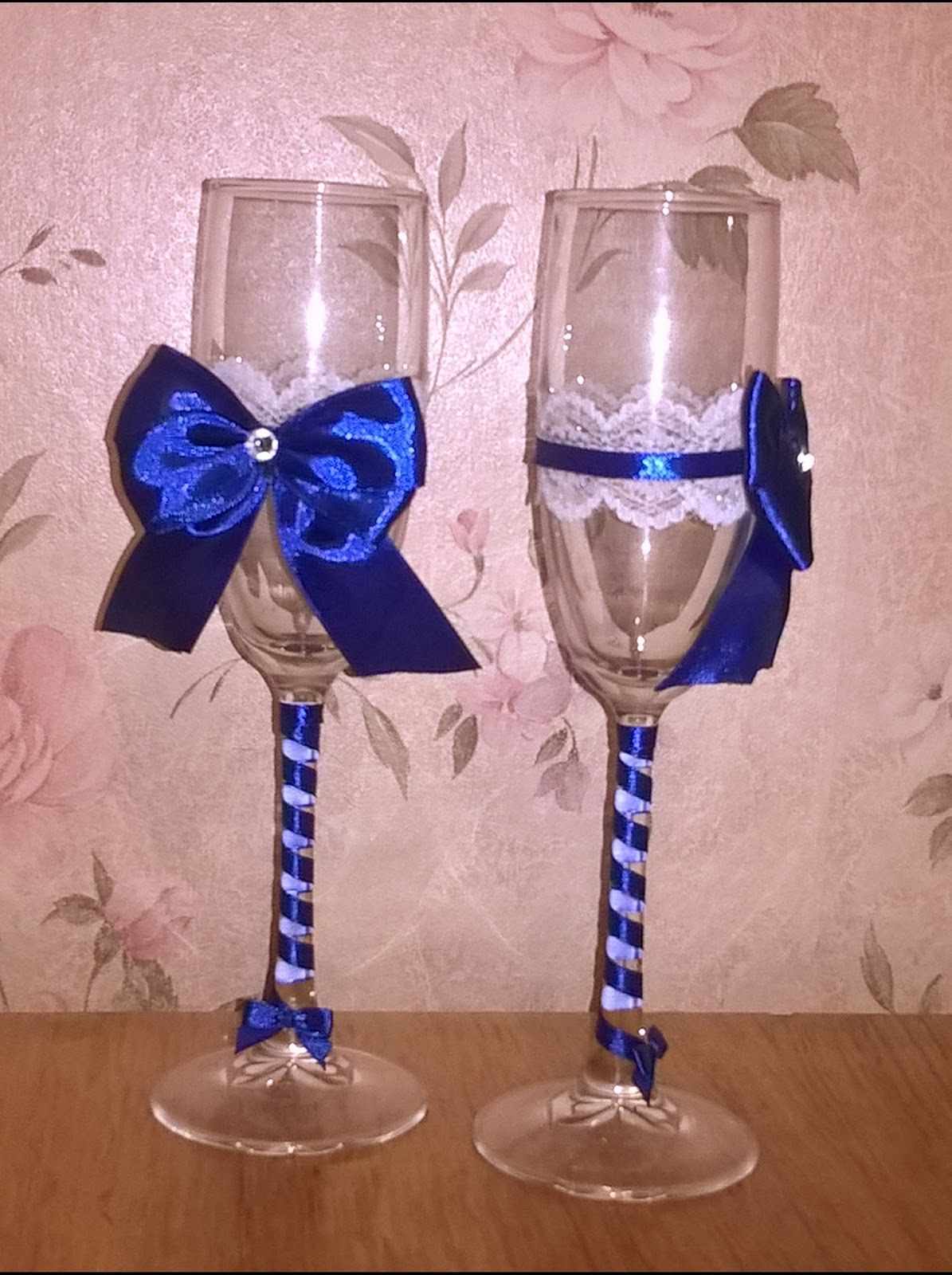 Un ejemplo de una hermosa decoración de la decoración de copas de boda.