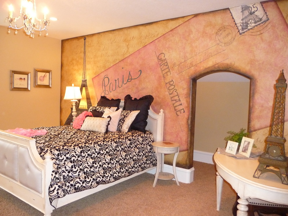 Chambre à la française avec des peintures murales