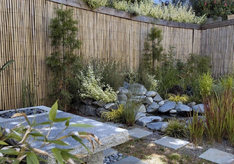 Clôture de bambou dans la conception de jardin