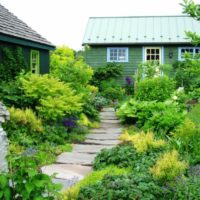 Aménagement paysager d'une parcelle de jardin dans le style de la faune