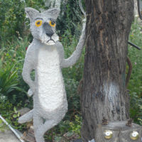 Sculpture d'un loup à partir d'une mousse de dessin animé