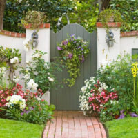Enregistrement de l'entrée principale du site avec des fleurs fraîches