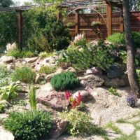 Pierres naturelles dans une décoration de jardin