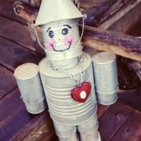Figurine de robot faite de canettes