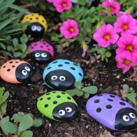 Décorer le site avec des pierres peintes