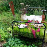 Vieux lit dans le décor du jardin