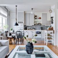 Mesa de centro del marco antiguo para decorar la cocina-sala de estar