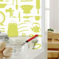 Decoración de la pared de la cocina con composiciones de plantillas.