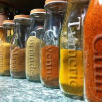 Botellas de arena de colores en una decoración de cocina
