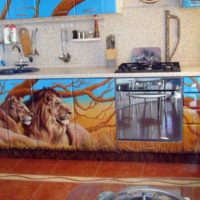 Aerógrafo en la fachada de un juego de cocina