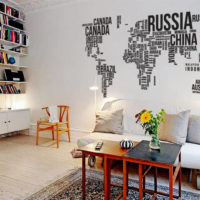 Mapa mundial de letras en la pared de la cocina