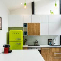Refrigerador verde claro y fachadas de madera en la cocina