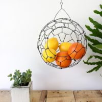 Cesta de frutas colgando en el interior de la cocina