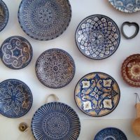 Decorar la pared de la cocina con platos pintados.
