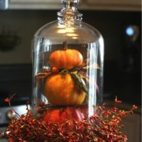 Botella con cebolla como decoración de la cocina.