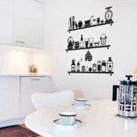 Estantes dibujados con platos en la pared de la cocina.