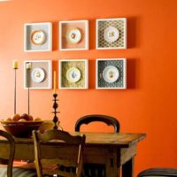 Platos decorativos en el interior de la cocina.
