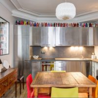 Guirnalda de botellas debajo del techo de la cocina