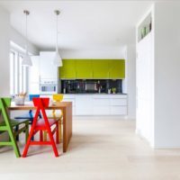 Sillas caseras en la decoración de la cocina.