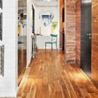 Stratifié à l'intérieur du couloir d'une maison privée
