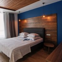 Stratifié marron sur le mur bleu de la chambre