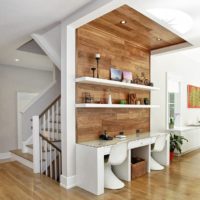 Décorer le mur avec un stratifié sous un arbre
