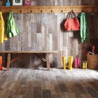 Couloir rustique avec porte-manteau simple