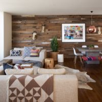 Belle décoration murale d'accent dans le salon