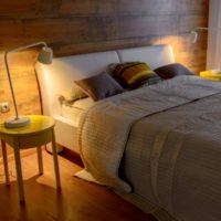 Lampes sur les tables de chevet