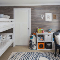 Stratifié sur le mur dans la chambre des enfants