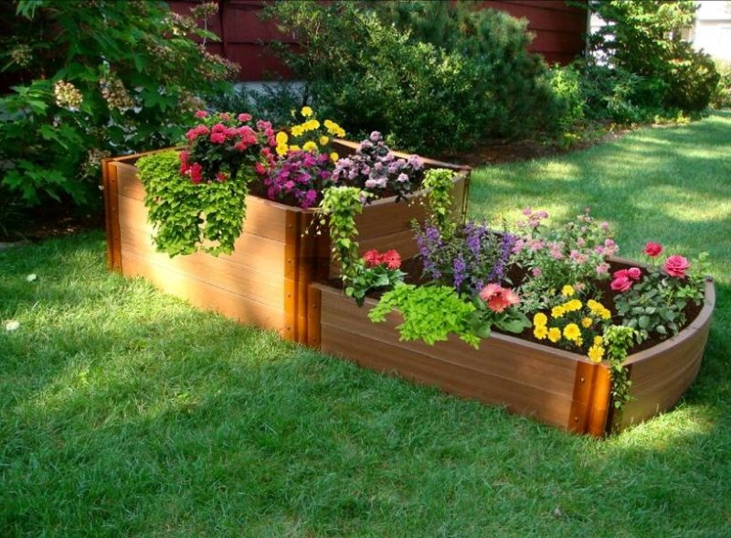 Parterre de fleurs en bois fait maison pour les fleurs