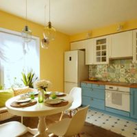 La combinaison des couleurs jaune et bleu à l'intérieur de la cuisine