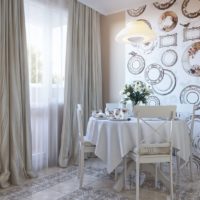 Rideaux et papiers peints à l'intérieur de la cuisine