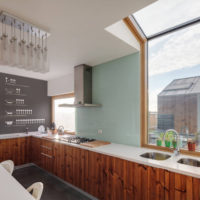 Bois et papier peint à l'intérieur de la cuisine