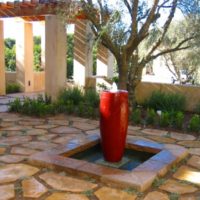 Fontaine originale dans la cour d'une maison privée