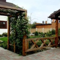 Pergola en bois devant l'entrée du jardin
