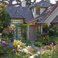 Petit jardin d'une maison de campagne dans un style naturel