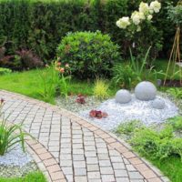 Coin pittoresque d'un petit jardin d'une maison de campagne