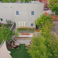 Disposition d'un petit jardin d'une maison de campagne moderne