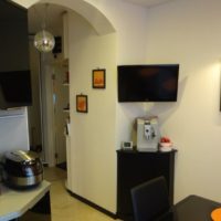 Intérieur d'une petite cuisine dans un appartement d'une pièce P44T
