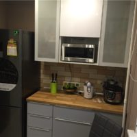 Espace de travail dans la cuisine d'un studio