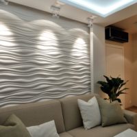 Décor mural sur un canapé dans un studio